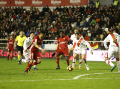Dongou combina con Ángel en la acción que dio lugar al 0-1 el pasado domingo en Vallecas, gol que marcó en propia puerta el rayista Alex Moreno tras un error garrafal del portero Gazzaniga.
