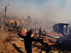 Declaran la alerta roja y evacúan viviendas por un gran incendio forestal en Valparaíso