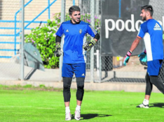 Irureta, en primer término, con Ratón detrás de él. Los dos porteros del Real Zaragoza en una imagen de semanas atrás durante un entrenamiento.