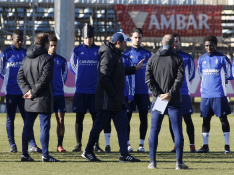 Raúl Agné, en el centro del grupo, da instrucciones al inicio del entrenamiento de este jueves en la Ciudad Deportiva.