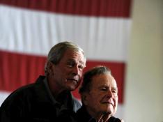 George H. W. Bush, junto a su hijo, en una imagen tomada en 2012.