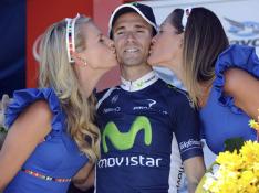 Alejandro Valverde junto a dos azafatas en una edición anterior del Tour Down Under.