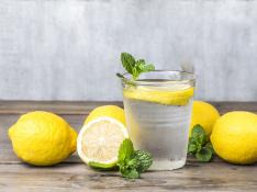 Beber agua con limón cada mañana es saludable para el organismo.