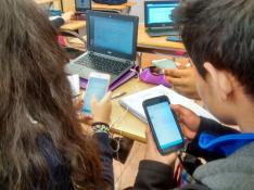 Alumnos del colegio Hijas de San José usando el móvil en clase de Matemáticas.