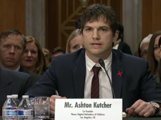 Asthon Kutcher, durante su intervención en el Congreso de EE. UU. contra la explotación sexual infantil.