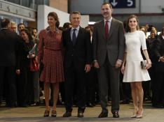 Los Reyes inauguran ARCO con el presidente argentino y su esposa