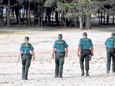 Agentes de la Guardia Civil en un operativo en las inmediaciones de la playa Pita en agosto de 2012.