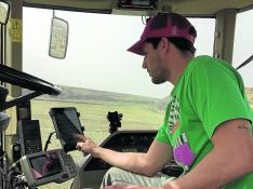 Marcos Garcés con su tractor, al que ha incorporado nuevas tecnologías.