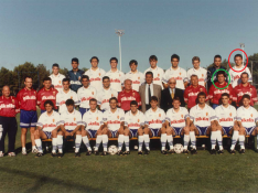 Fotografía oficial del Zaragoza B de la campaña 1996-97 en la Ciudad Deportiva. En el círculo rojo, Lalo Arantegui, jugador del filial. En el verde, Narciso Juliá, segundo entrenador.