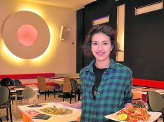 Elvira Morán, cocinera y propietaria del restaurante Noodles Pad Thai de Zaragoza.