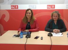 La viceportavoz del PSOE en las Cortes de Castilla y León, Virginia Barcones, (izquierda) junto a la alcaldesa de Vinuesa, Asunción Medrano.