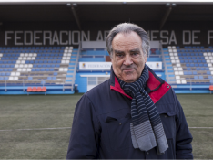 Óscar Fle, presidente de la Federación Aragonesa de Fútbol, en el estadio Pedro Sancho de Zaragoza.