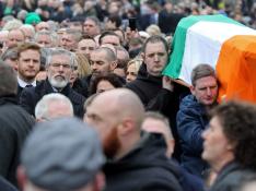 Procesión previa al funeral de McGuinness, este Jueves en Irlanda del Norte.