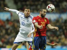 El defensa de la selección española de fútbol Carvajal cabecea el balón ante Hemed, del Israel.