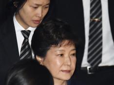 La expresidenta surcoreana Park Geun-Hye a su salida tras someterse a un interrogatorio en el Tribunal del Distrito Central de Seúl (Corea del Sur).
