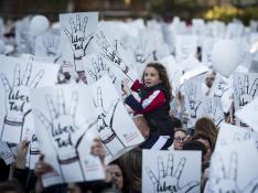 Una niña levanta el cartel reivindicativo entre la multitud que se congregó en la protesta.