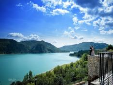 Ligüerre Resort permite disfrutar de increíbles vistas junto al embalse de El Grado, en el Pirineo aragonés.