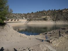 El pantano del Arquillo registra un bajo nivel de agua embalsada que no se veía desde 1992. a. g./b.