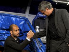 Guardiola y Mourinho se saludan en un Madrid-Barcelona.