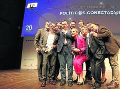 Arsenio Iglesias, director editorial de '20minutos', en un selfie con los 'Políticos conectados', en compañía de Fernando de Yarza López-Madrazo, Presidente de Henneo, ayer en la gala de los Premios 20Blogs.