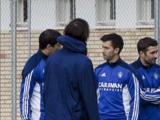Lanzarote, en el centro, charla con Saja y Samaras (de espaldas), con Cani en el grupo.