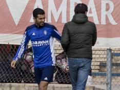 Ángel charla con el doctor Martínez en el campo de entrenamientos de la Ciudad Deportiva al inicio del entrenamiento.