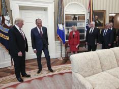 Trump recibe a Lavrov en el despacho oval.