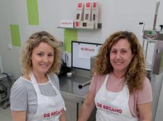 María Eugenia y María en su obrador, donde elaboran diariamente pasta fresca.