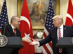 Trump intenta rebajar tensiones con Erdogan y augura una relación "imbatible"