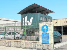 Acceso principal a la ITV de Malpica, ubicada en el polígono del mismo nombre.