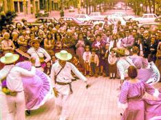 Trajes típicos, sombreros 'vueltiaos' y muestras de folclore en la Zaragoza de los 70.