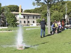 Niños jugando en los Porches de Galicia y participando en el lanzamiento de un cohete en el parque Universidad.
