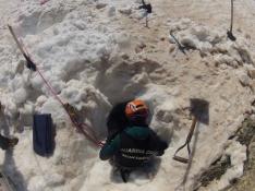 Imagen del rescate del montañero fallecido en Benasque, que se ahogó tras caer al río por un agujero de nieve.