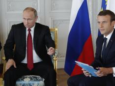 El presidente francés recibe a Vladimir Putin en París.