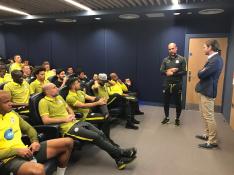 Gerard Canals, miembro de Proactiva Open Arms, explica las operaciones de  rescate a los jugadores del Manchester City ante la mirada del entrenador Josep Guardiola.