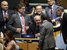 El ministro de Exteriore peruano recibe las felicitaciones tras su elección para el Consejo de Seguridad, este viernes en la sede de la ONU en Nueva York.