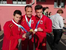 Chiki Pérez, Toni Abadía y Carlos Mayo, flamante medalla de oro por equipos.
