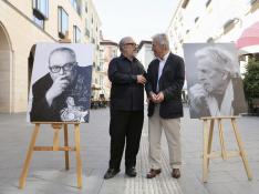 Álex de la Iglesia y Costa-Gavras conversan en el centro de Huesca después de firmar los carteles del Festival de Cine con sus fotos.