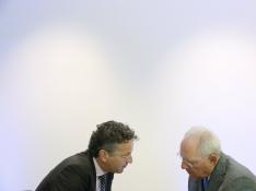 El jefe del Eurogrupo, Jeroen Djisselbloem, conversa con el ministro de Finanzas alemán, Wolfgang Schäuble, este jueves en Luxemburgo.