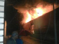 Un incendio arrasa una nave, varios vehículos y material agrícola en Novillas