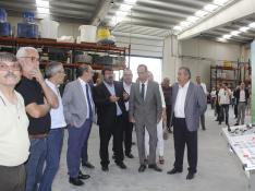 Javier Lambán recibe explicaciones de directivos de la planta de Bujaraloz, ayer.