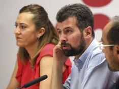 El secretario regional del PSOE, Luis Tudanca, acompañado por el presidente de la Diputacion de Soria Luis Rey (d) y la secretaria de Política Municipal del PSCyL, Virginia Barcones, durante un encuentro con militantes del partido en la capital soriana.