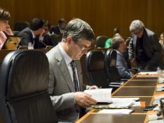 El consejero Vicente Guillén prepara su comparecencia, ayer, en sede parlamentaria.