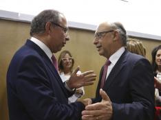 El ministro de Hacienda y Administraciones Públicas, Cristóbal Montoro, saluda al consejero del Gobierno de Aragón, Fernando Gimeno.