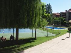 Una piscina privada, en una urbanización de Jaca.
