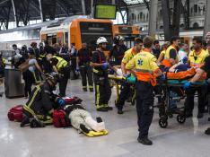 48 heridos, cinco graves, al chocar un tren de cercanías contra el final de línea en Barcelona