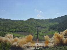 Corea del Norte lanza un misil hacia el Mar de Japón.