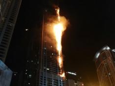 Los Bomberos extinguen el incendio registrado en el emblemático rascacielos 'La Antorcha' de Dubái