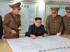 Las fuerzas norcoreanas presentan a Kim Jong Un el plan de ataque contra la isla de Guam