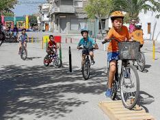 Yincana ciclista dirigida a los niños celebrada ayer en Bujaraloz durante su cuarta jornada festiva.